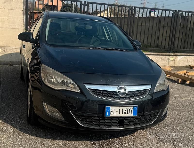Usata Opel Astra 110 CV (80 kW) 2010 Nero Station wagon