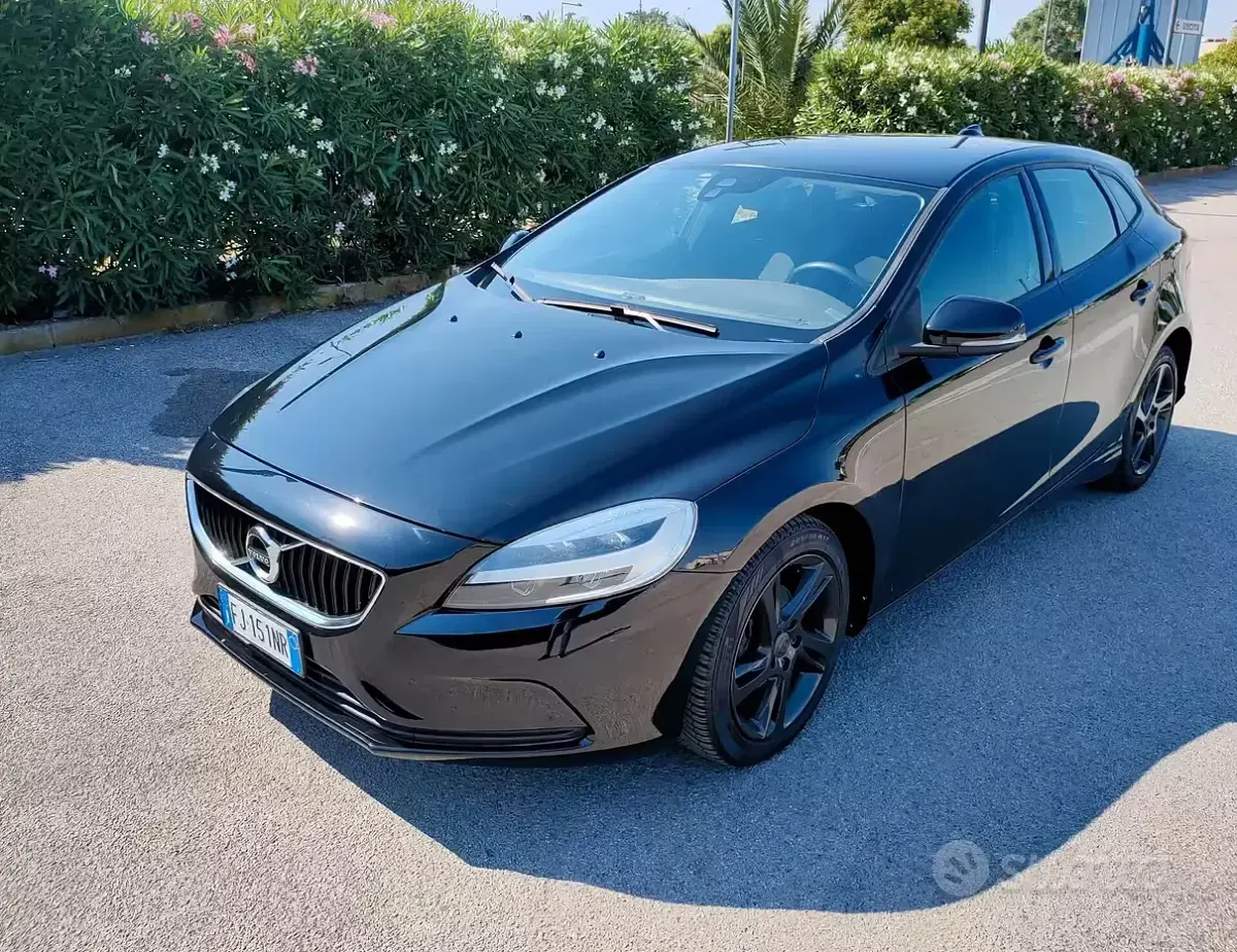 Usata Volvo V40 Momentum 120 CV (88 kW) 2017 Nero Berlina