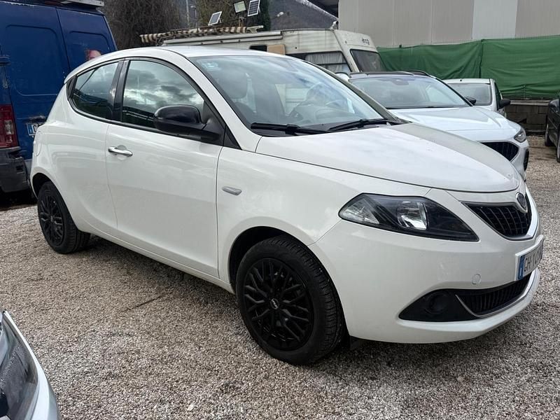 Usata Lancia Ypsilon Silver 69 CV (50 kW) 2022 Bianco Utilitaria