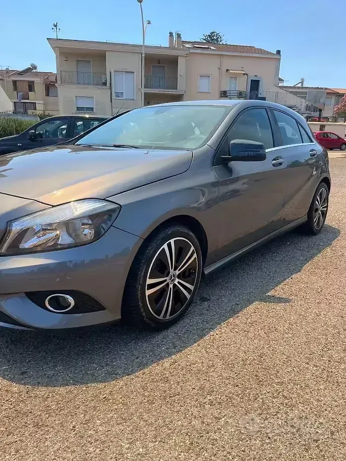 Usata Mercedes A180 109 CV (80 kW) 2014 Grigio Utilitaria