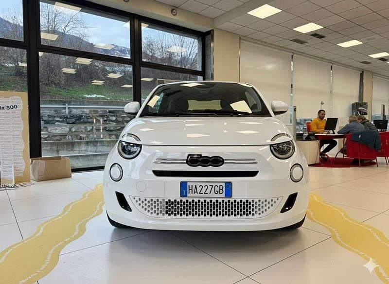 Nuova Fiat 500 Pop 88 CV (64 kW) 2025 Nero cinema (metallizzato) Berlina