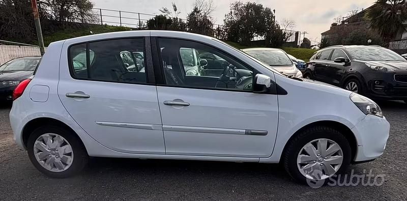 Usata Renault Clio II Dynamique 75 CV (55 kW) 2011 Bianco Berlina