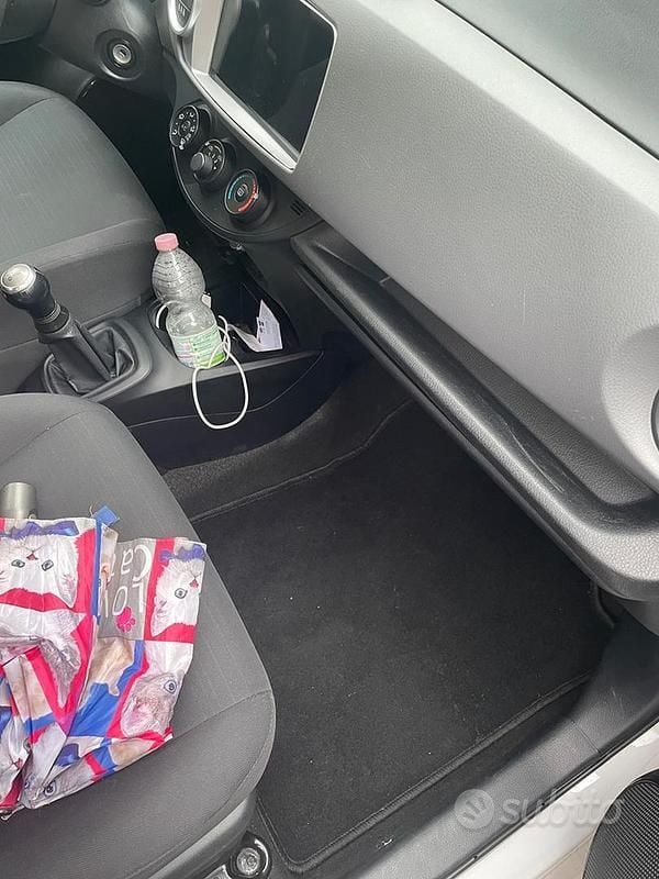 Usata Toyota Yaris 69 CV (50 kW) 2015 Bianco Utilitaria