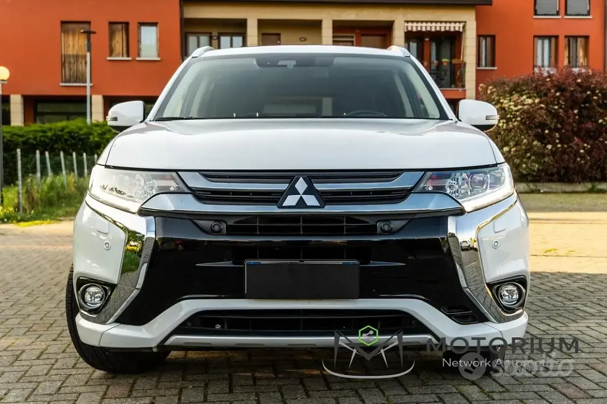 Usata Mitsubishi Outlander P-HEV Instyle 121 CV (88 kW) 2018 Bianco SUV