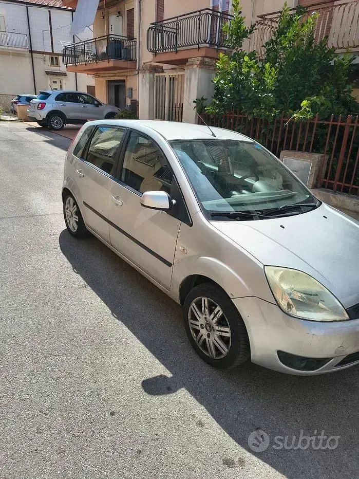 Usata Ford Fiesta 90 CV (66 kW) 2005 Grigio Utilitaria
