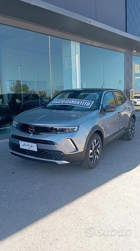 Grigio Usata 2023 Opel Mokka SUV | 18.900 € (Buon prezzo) - Immagine 1/4