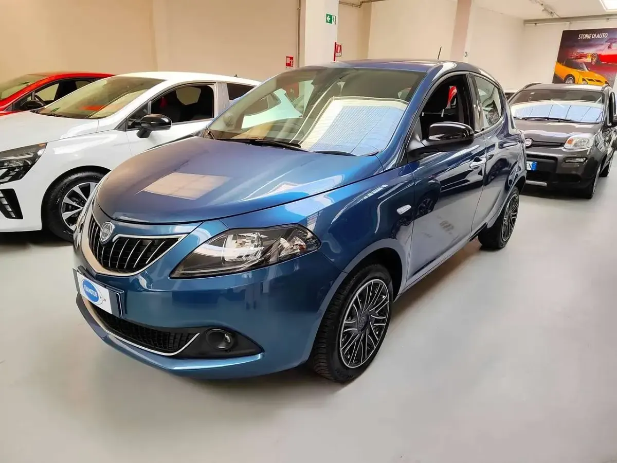 Usata Lancia Ypsilon Gold 69 CV (50 kW) 2023 Blu elegante Utilitaria