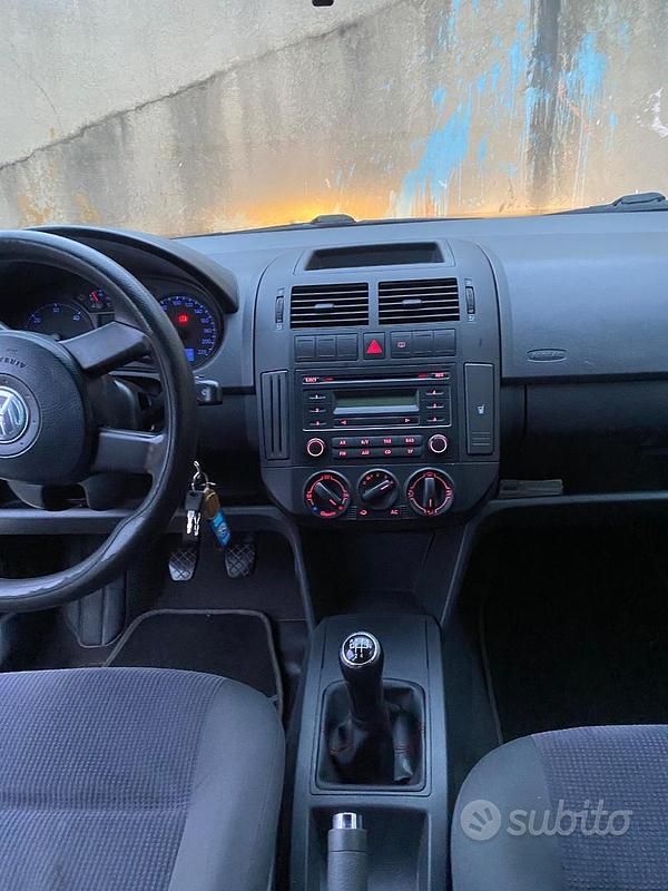 Usado VW Polo 94 CV (69 kW) 2006 Gris Utilitario