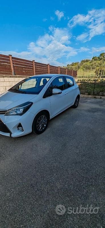 Begagnad Toyota Yaris 69 HK (50 kW) 2016 Vit Sedan