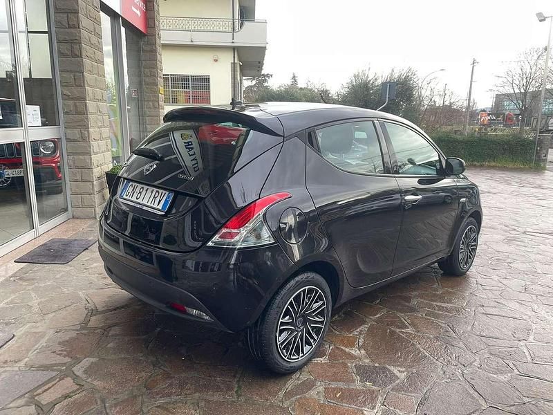 Usata Lancia Ypsilon Gold 69 CV (50 kW) 2023 Nero vulcano Utilitaria