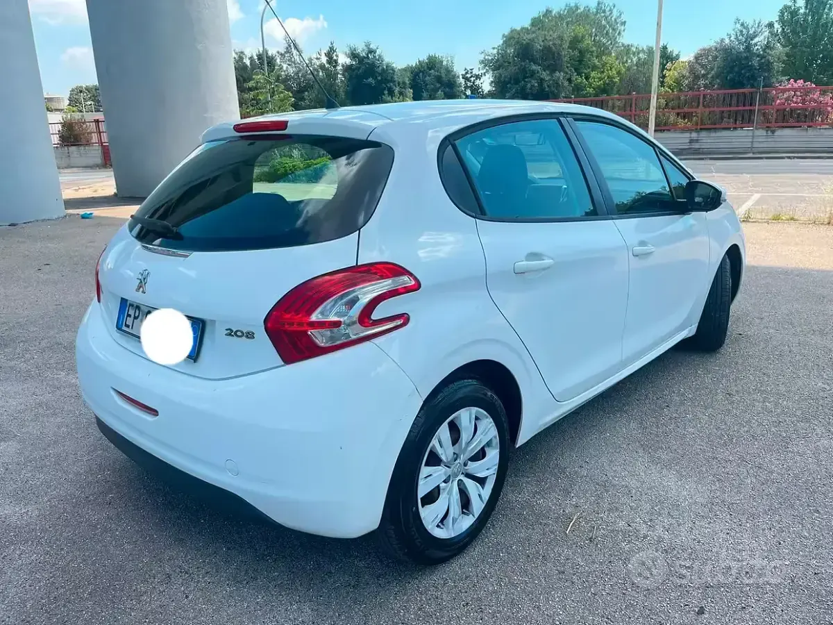 Usata Peugeot 208 Active 68 CV (50 kW) 2014 Bianco Utilitaria