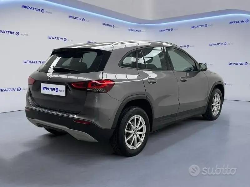 Gebraucht Mercedes GLA200 Business 163 PS (119 kW) 2022 Grau SUV