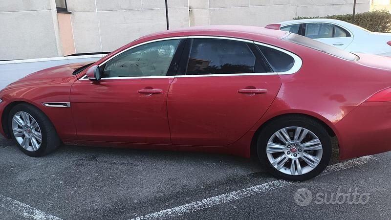 Usata Jaguar XF 200 CV (147 kW) 2017 Rosso Berlina