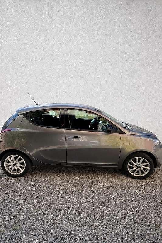 Usata Lancia Ypsilon 86 CV (63 kW) 2014 Grigio Utilitaria