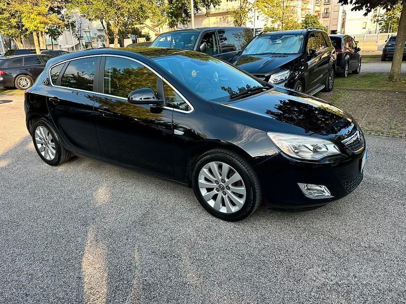 Usata Opel Astra 110 CV (80 kW) 2011 Nero Berlina