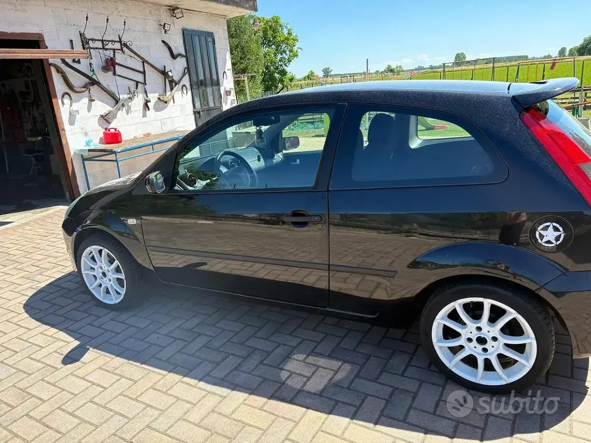 Usata Ford Fiesta 90 CV (66 kW) 2005 Nero Utilitaria