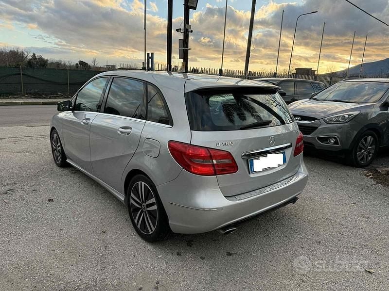Usata Mercedes B180 109 CV (80 kW) 2012 Grigio Monovolume