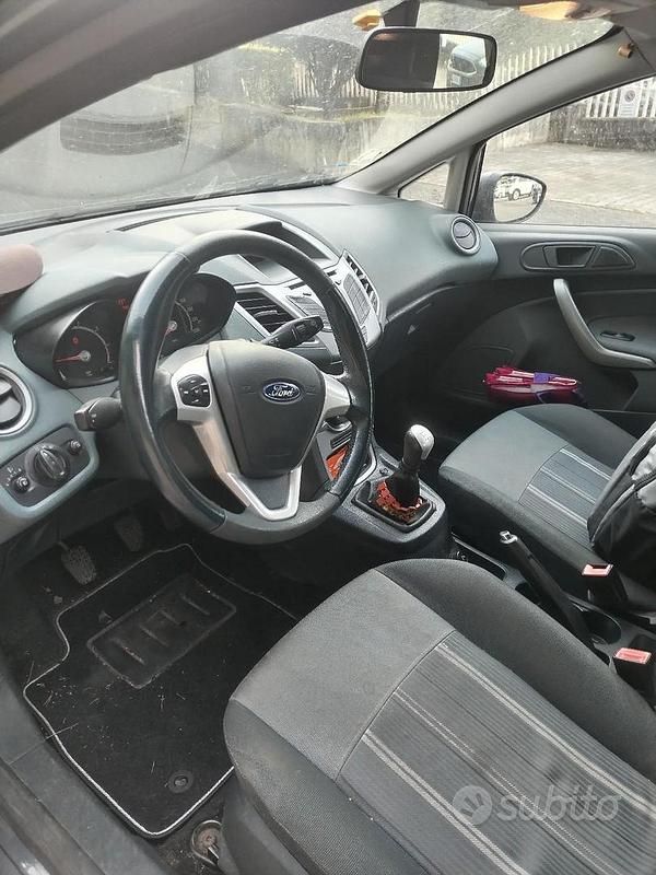 Usata Ford Fiesta 82 CV (60 kW) 2009 Grigio Utilitaria