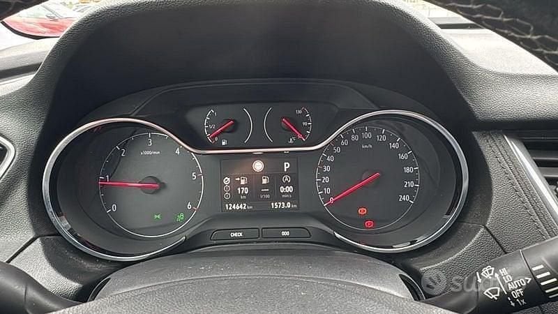 Käytetty Opel Grandland X Innovation 131 HP (96 kW) 2018 Musta Katumaasturi