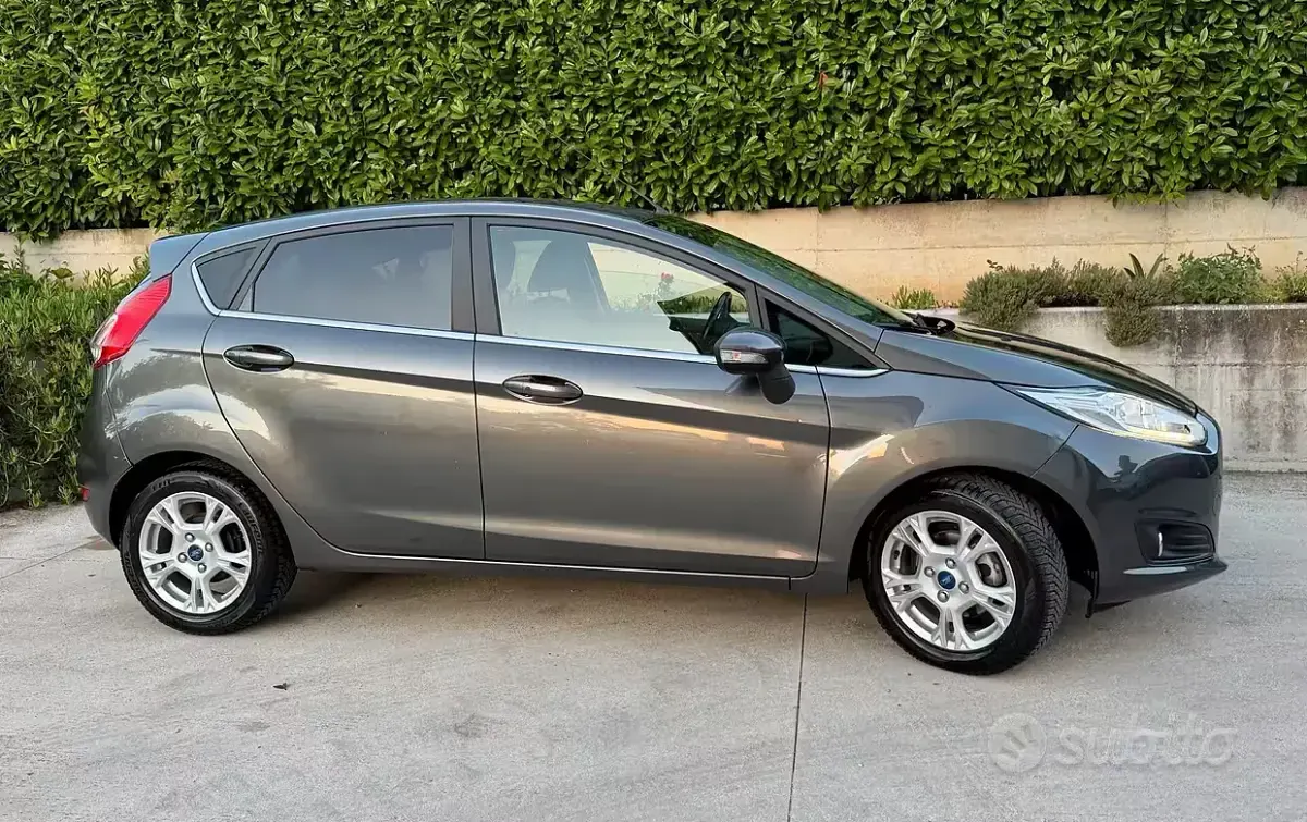 Usata Ford Fiesta 100 CV (73 kW) 2016 Grigio Utilitaria
