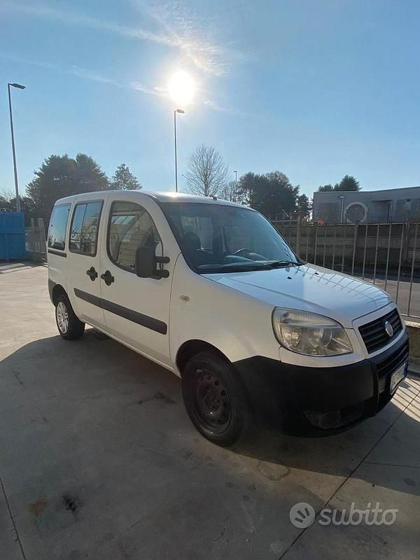Bianco Usata 2009 Fiat Doblò Monovolume | 6000 € - Immagine 1/4