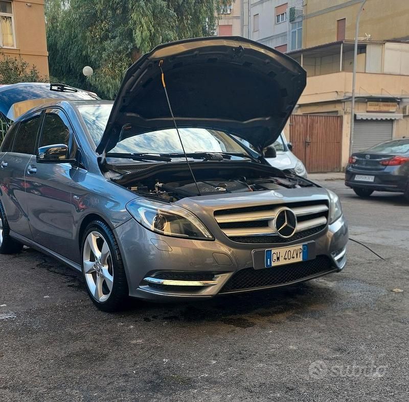 Usata Mercedes B200 136 CV (100 kW) 2012 Grigio Monovolume
