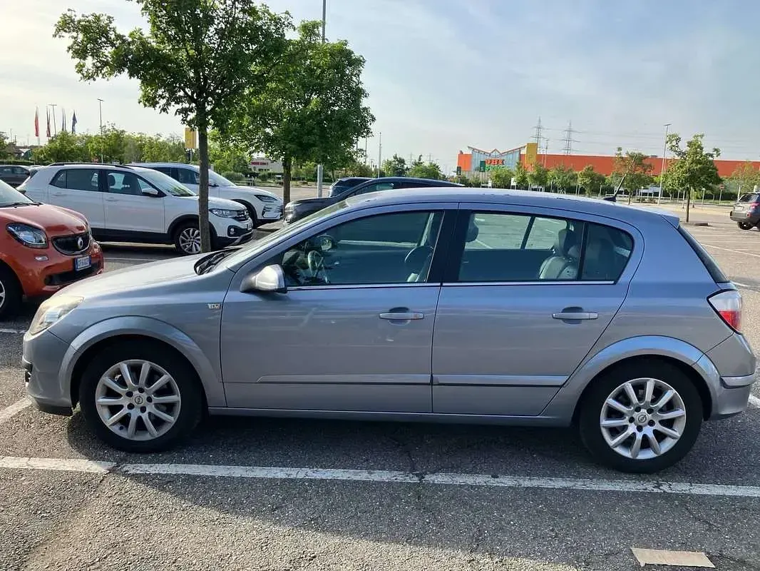 Usata Opel Astra Cosmo 105 CV (77 kW) 2005 Grigio Berlina