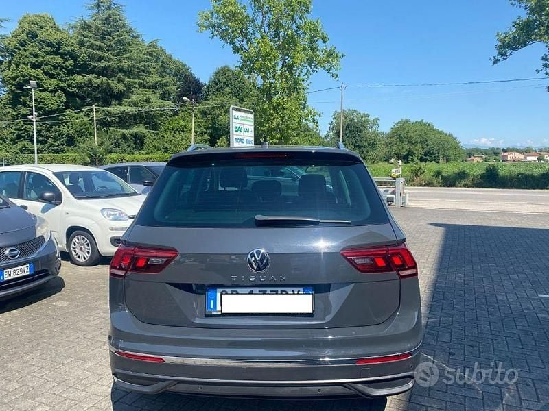 Usata VW Tiguan Life 150 CV (110 kW) 2021 Grigio scuro SUV