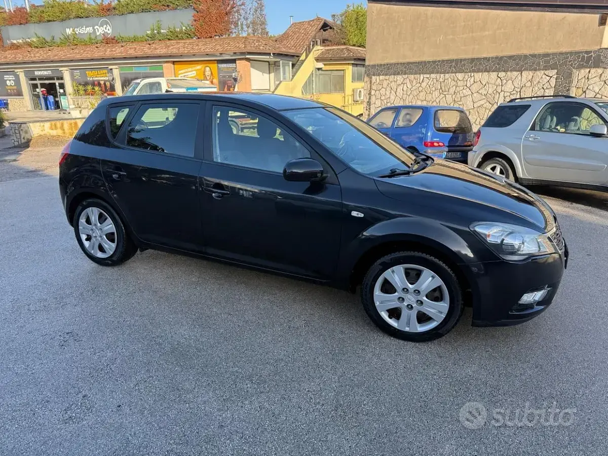 Usata Kia Ceed LX 90 CV (66 kW) 2011 Nero Utilitaria