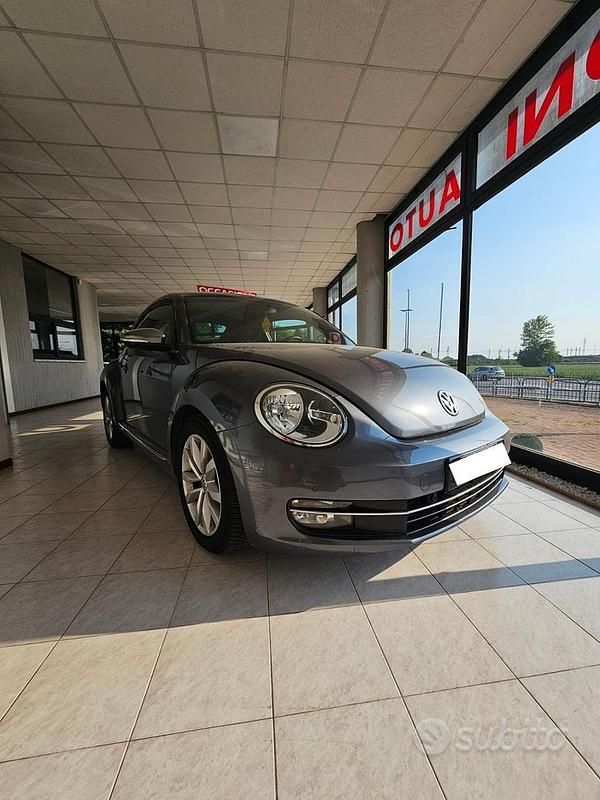 Grigio Usata 2013 VW Maggiolino Tre volumi | 9500 € (Buon prezzo) - Immagine 1/4