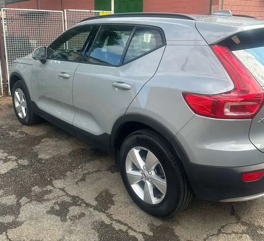 Usata Volvo XC40 129 CV (94 kW) 2023 Argento SUV