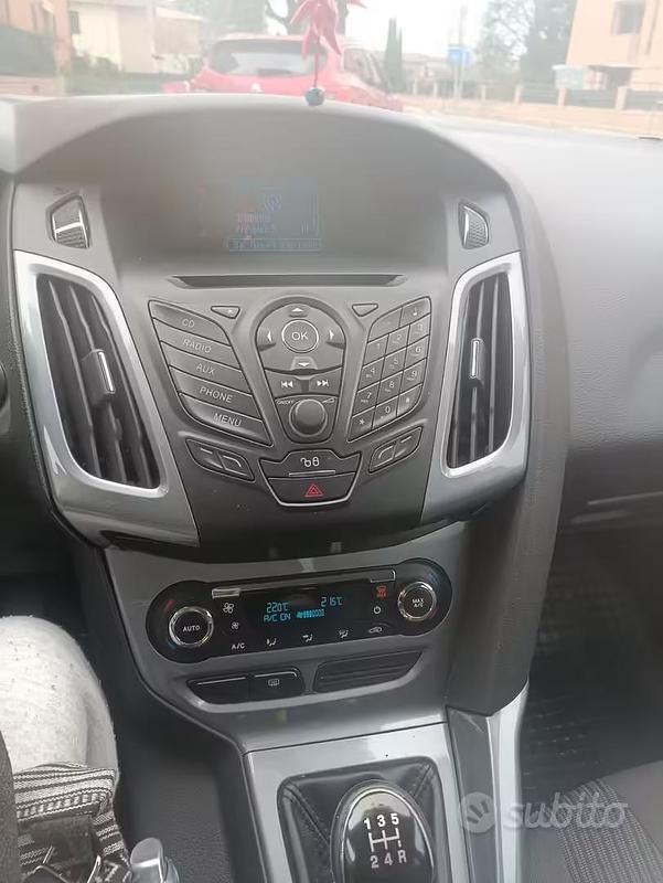 Begagnad Ford Focus 120 HK (88 kW) 2014 Vit Sedan