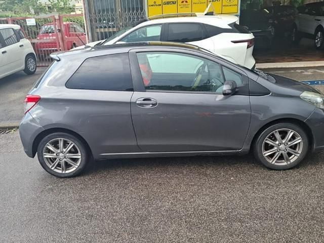 Usata Toyota Yaris Style 90 CV (66 kW) 2012 Grigio Berlina
