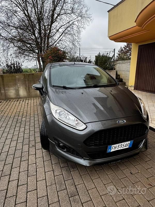 Usata Ford Fiesta ST-Line 75 CV (55 kW) 2017 Grigio Berlina