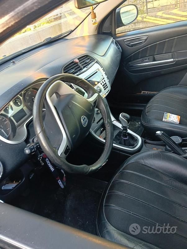 Usata Lancia Delta 120 CV (88 kW) 2012 Utilitaria