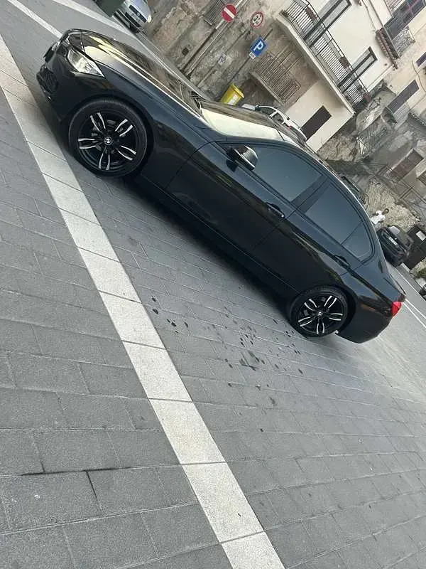 Usata BMW 318 143 CV (105 kW) 2013 Nero Berlina