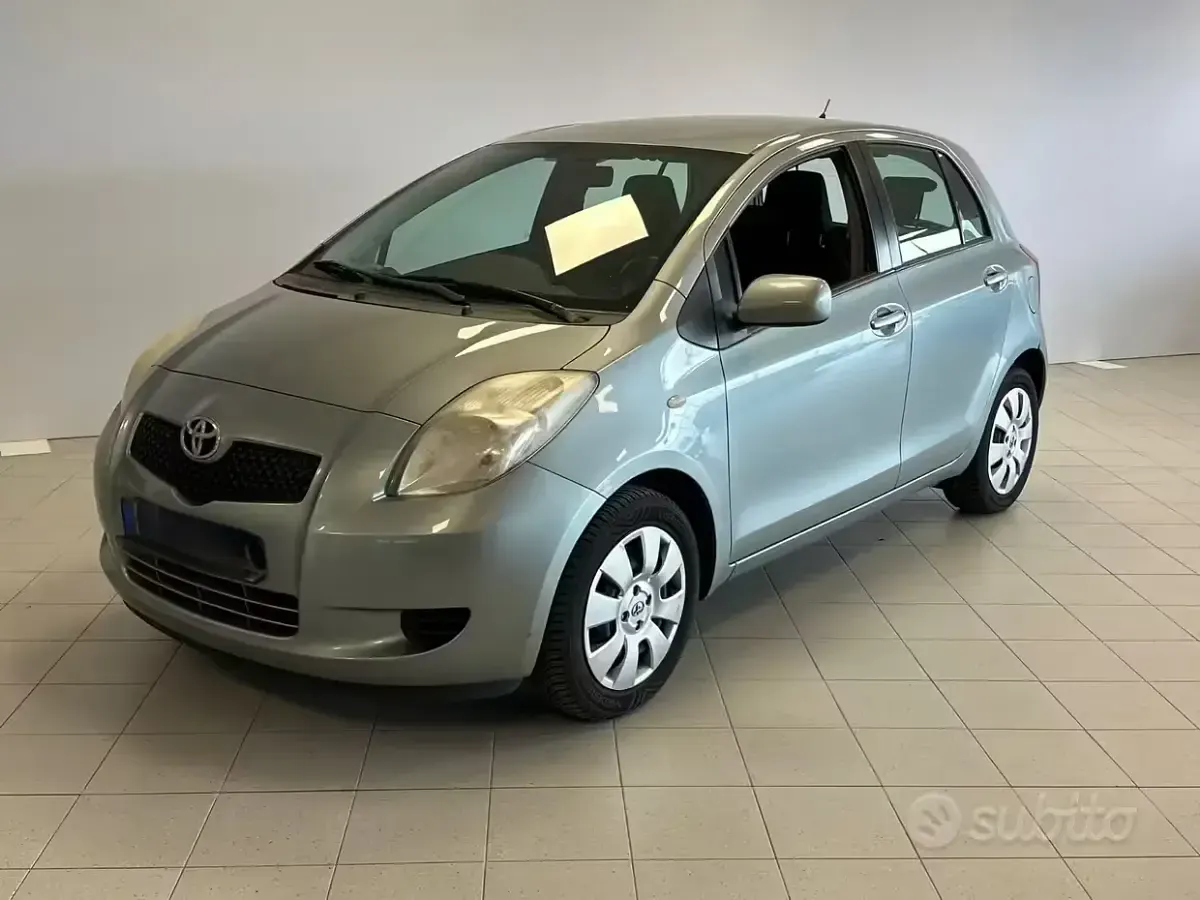 Usata Toyota Yaris 69 CV (50 kW) 2006 Grigio Berlina