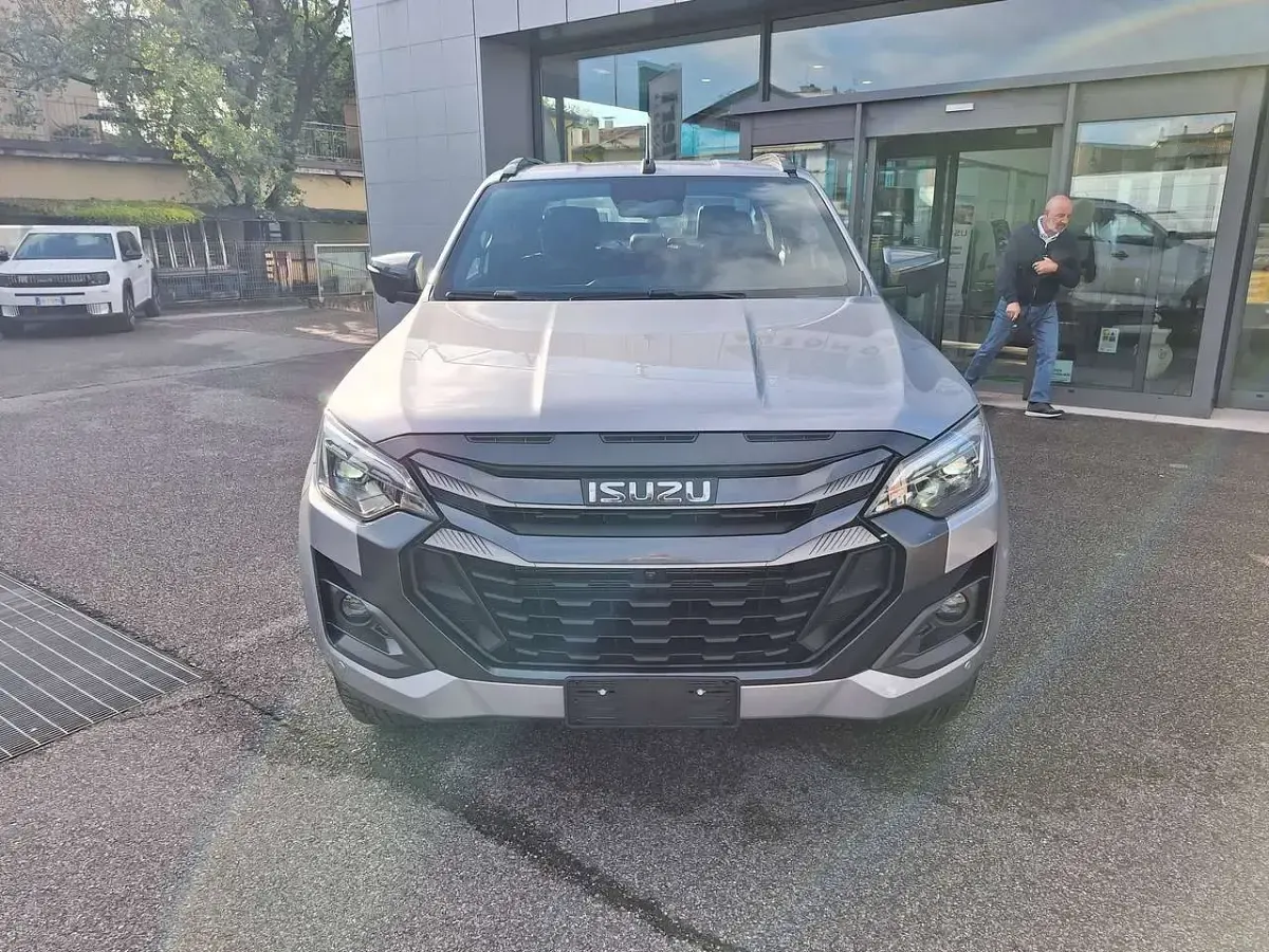 Nuova Isuzu D-Max 163 CV (119 kW) 2026 Mercury silver Pick-up