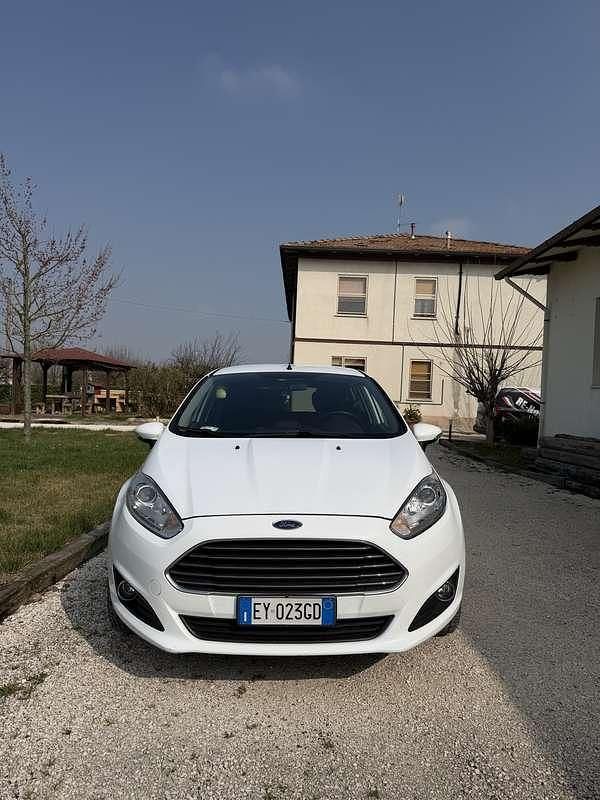 Usata Ford Fiesta Titanium 92 CV (67 kW) 2015 Bianco Berlina
