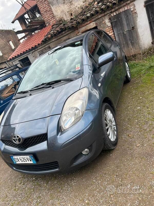 Grigio Usata 2009 Toyota Yaris Due volumi | 4000 € (Buon prezzo) - Immagine 1/2