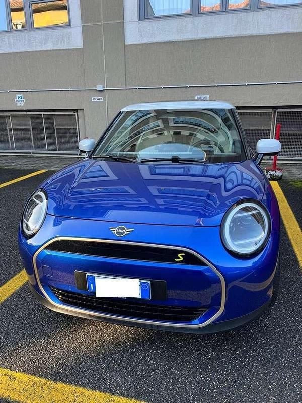 Usata Mini Cooper SE Favoured 64 kW (88 CV) 2024 Blu/azzurro Utilitaria