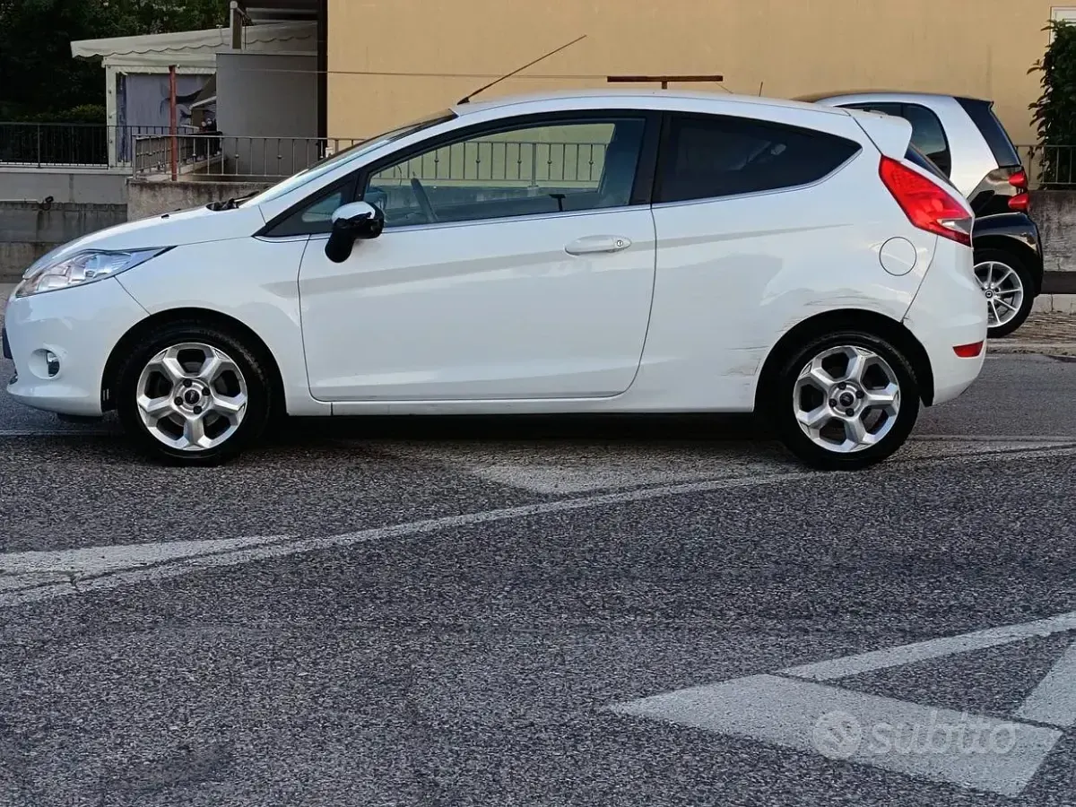 Usata Ford Fiesta Titanium 68 CV (50 kW) 2010 Bianco Berlina