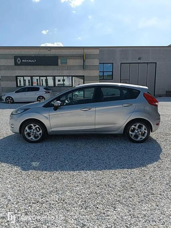 Usata Ford Fiesta 82 CV (60 kW) 2011 Grigio Utilitaria