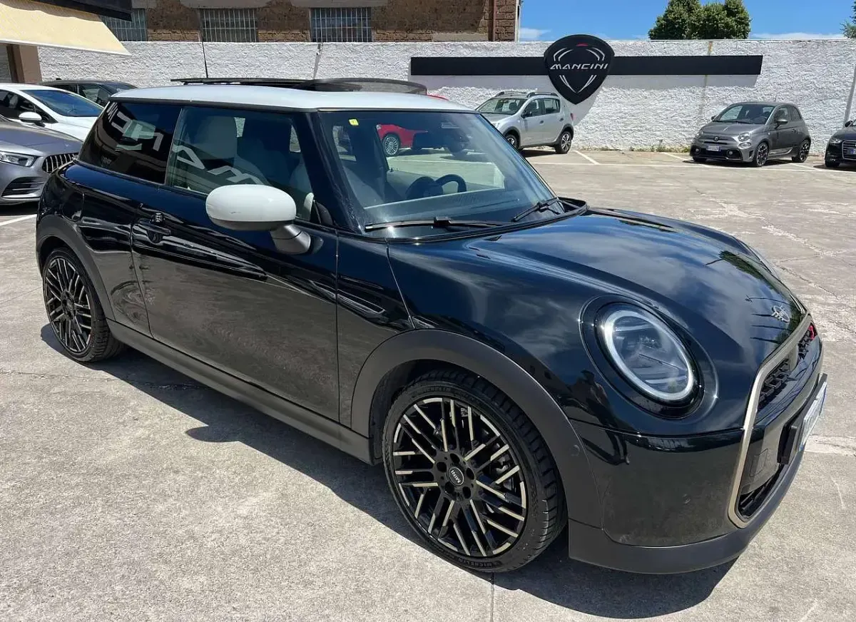Usata Mini Cooper Favoured 204 CV (150 kW) 2024 Nero Utilitaria