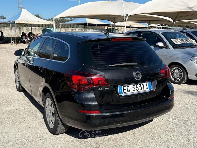 Usata Opel Astra 110 CV (80 kW) 2011 Nero Station wagon