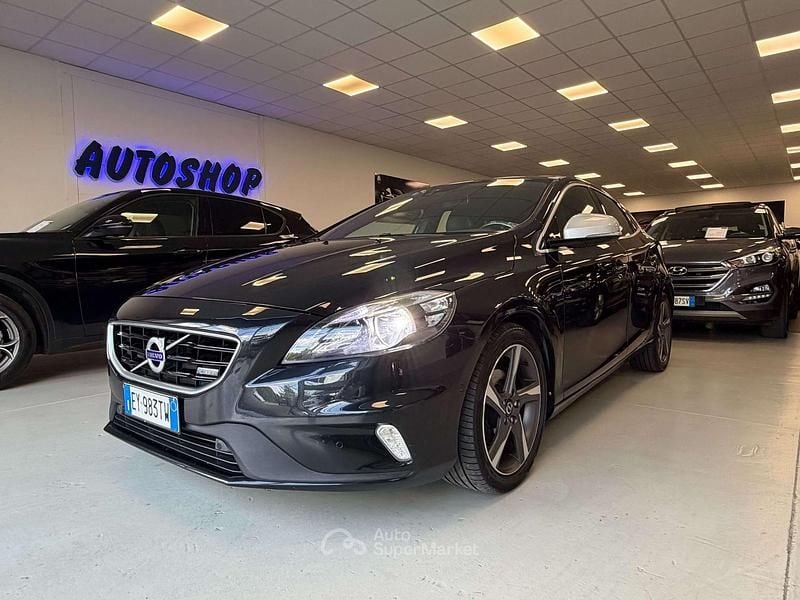 Usata Volvo V40 R-Design Kinetic 114 CV (83 kW) 2015 Nero Berlina