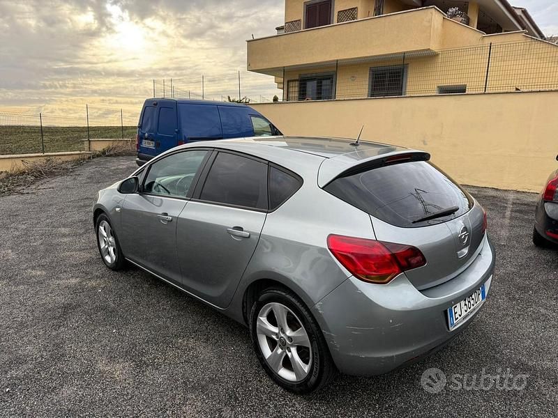Usata Opel Astra Cosmo 110 CV (80 kW) 2012 Marrone Berlina
