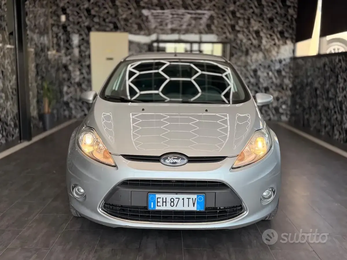 Usata Ford Fiesta Titanium 82 CV (60 kW) 2011 Grigio Berlina