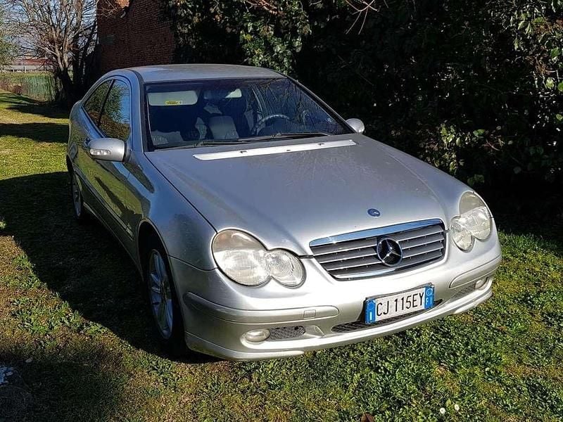 Usata Mercedes C220 Avantgarde 143 CV (105 kW) 2003 Argento Coupé