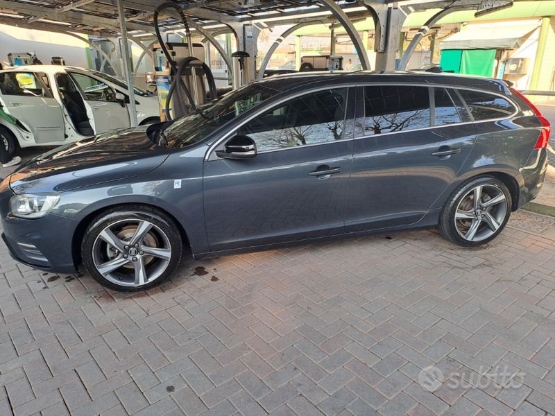 Grigio Usata 2016 Volvo V60 R-Design Station wagon | 6500 € (Ottimo prezzo) - Immagine 1/4